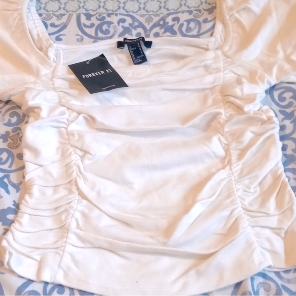 Forever 21 Ivory front/rear/side ruched top short sleeve M